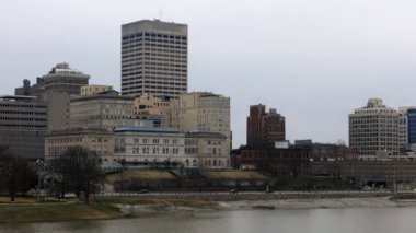 Mississippi Nehri ve Memphis manzarası 4k yakınındaki Timelapse