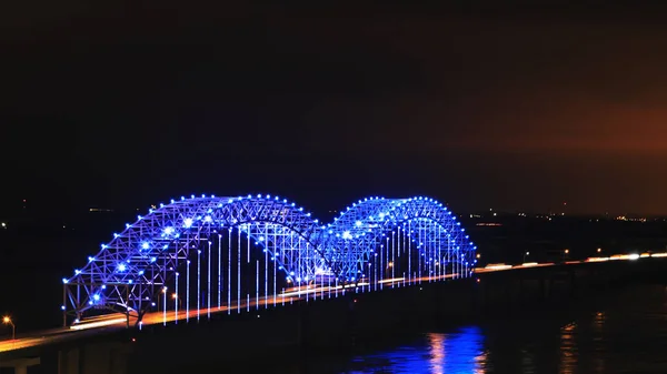 Hava karardıktan sonra bir görünümü, Memphis, Tennessee Köprüsü