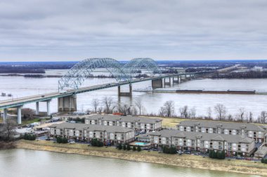 Bir Mississippi Nehri görünümü barge adlı Memphis
