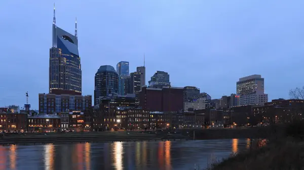 Nashville, Tennessee centro da cidade no crepúsculo — Fotografia de Stock