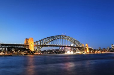 Gece Sydney Limanı Köprüsü manzarası