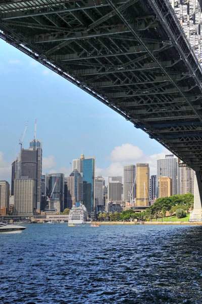 Dikey Sydney, Avustralya silueti ve Harbour Köprüsü — Stok fotoğraf