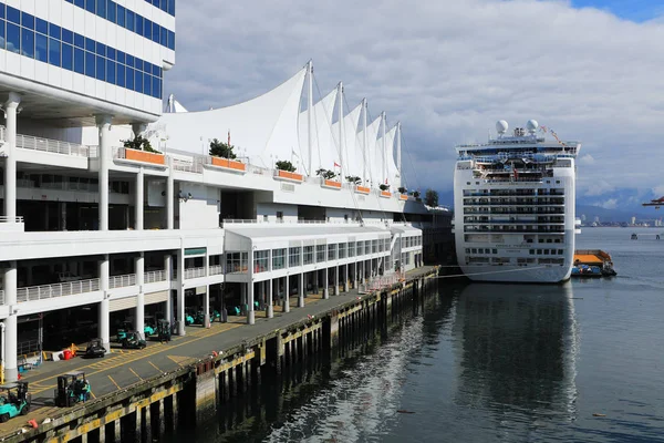 Place du Canada à Vancouver (Colombie-Britannique) avec navire de croisière — Photo