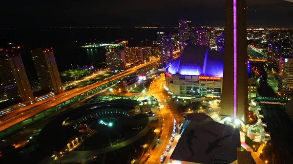 Vue aérienne de nuit à Toronto avec la Tour CN et le Rogers Center — Photo