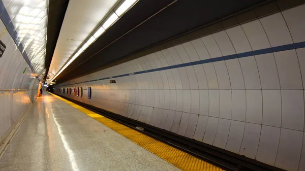 Queen 's Park Metro Station em Toronto, Canadá — Fotografia de Stock