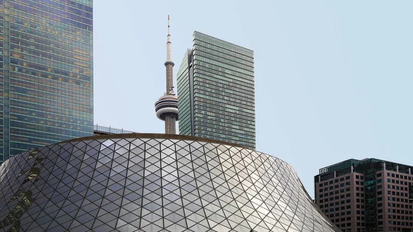 Рой Томпсон зал в Торонто з CN башта позаду — стокове фото