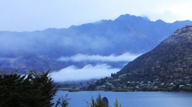 Timelapse Queenstown, 4k dağlarında Yeni Zelanda sisi