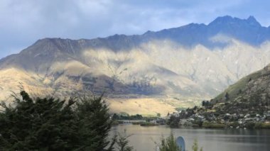 Timelapse Queenstown, 4k dağlarında Yeni Zelanda gölgesi
