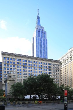 Empire State Binası ile Manhattan'da Sokak sahnesi