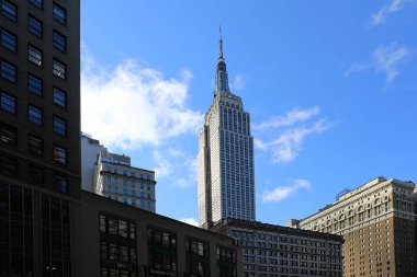 Empire State Binası ile New York'ta Sokak sahnesi