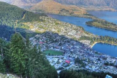 Queenstown kasabasının havadan görünümü, Yeni Zelanda