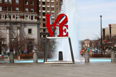 Aşk Heykeli, Philadelphia, Pennsylvania, bir çeşmenin önünde