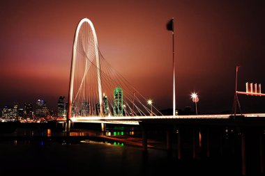 Dallas içine köprü Gece görünümü