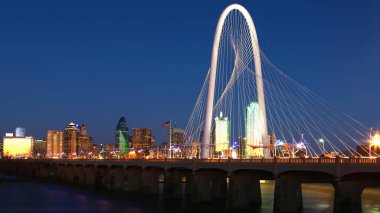 Dallas köprüye gece
