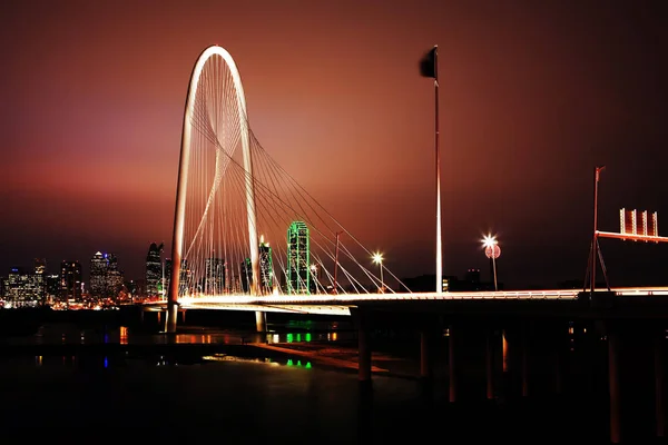 Vista nocturna del puente en Dallas — Foto de Stock