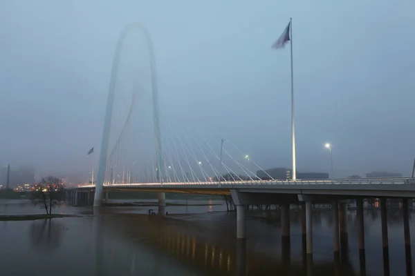 Neblige Morgenbrücke in Dallas — Stockfoto