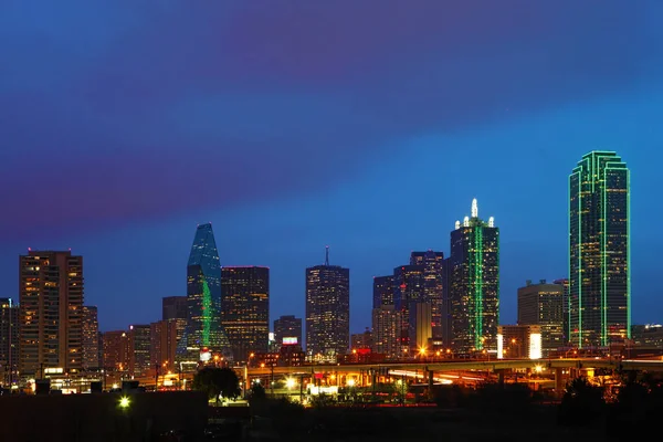 El horizonte de Dallas en el crepúsculo — Foto de Stock