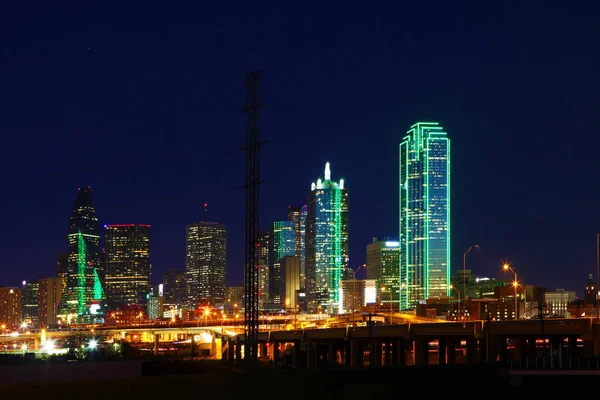El horizonte de Dallas, Texas iluminado por la noche — Foto de Stock