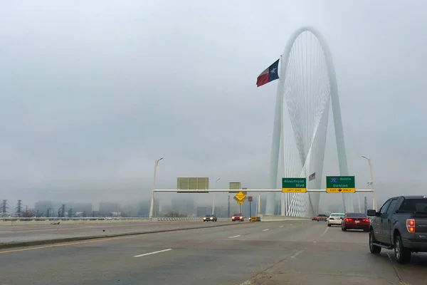 Verkehr auf Brücke in Dallas — Stockfoto