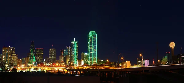 Panorama van de skyline van Dallas 's nachts — Stockfoto