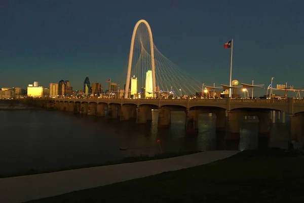 Sonnenuntergang Blick auf Brücke in Dallas — Stockfoto