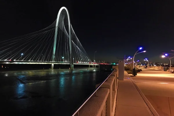 Night view by bridge into Dallas — Stock Photo, Image