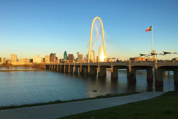 Vista crepúsculo da ponte em Dallas — Fotografia de Stock