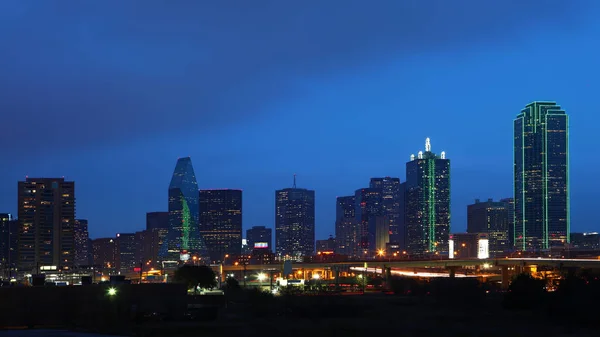 O horizonte de Dallas à noite — Fotografia de Stock