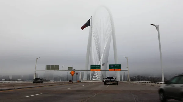 Ponte para Dallas com tráfego — Fotografia de Stock