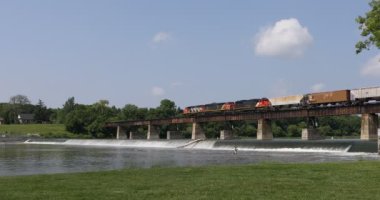 Caledonia 'da tren köprüsü, Kanada 4k 