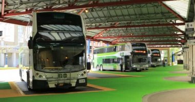 Hamilton, Ontario, Kanada - 16 Eylül 2019: Burlington, Ontario, Kanada 'daki tren istasyonunda banliyö otobüsleri 16 Eylül 2019, Hamilton