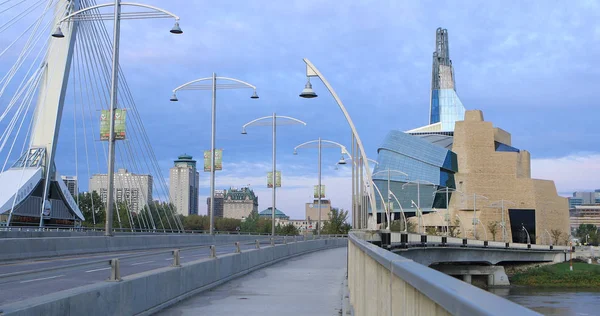 Broar och museum för mänskliga rättigheter i skymningen i Winnipeg — Stockfoto