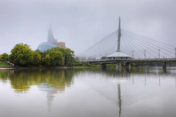 Ponte e Museu dos Direitos Humanos em nevoeiro em Winnipeg — Fotografia de Stock