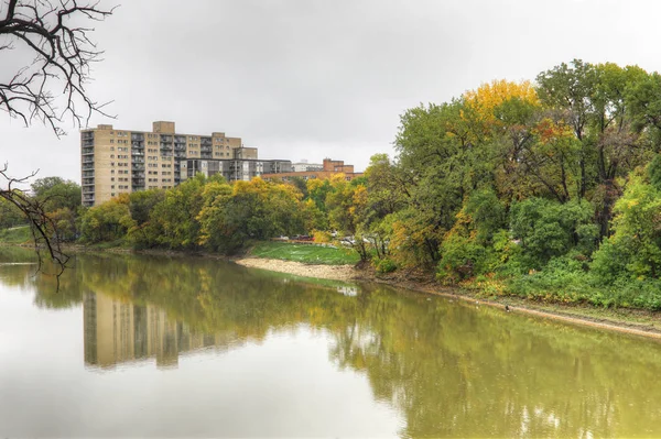 Cena de rio Assiniboine em Winnipeg, Canadá — Fotografia de Stock