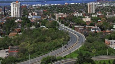 Hamilton, Ontario ekspres yolu, güzel bir günde 4K