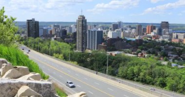 Hamilton, Ontario şehir merkezi. Otoyol 4K ile.
