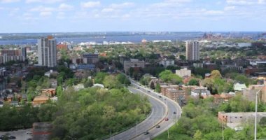 Hamilton, Ontario çevre yolu güzel bir günde 4K