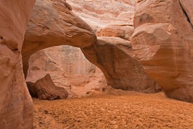 Utah, Arches Ulusal Parkı 'ndaki kum tepesi kemeri.