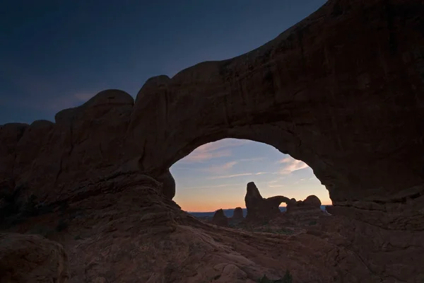 Arco Torreta Través Ventana Norte Parque Nacional Arches Por Noche — Foto de Stock