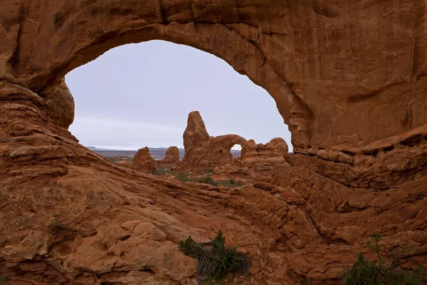 Arco Torreta Través Ventana Norte Parque Nacional Arches — Foto de Stock