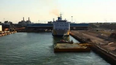 Livorno, İtalya 'dan kalkan feribotun zamanı 4K.