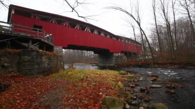 Kanada Quebec 'teki Powercourt Kapalı Köprüsü Sahnesi