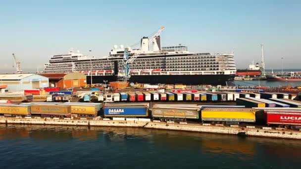 2015年6月10日 意大利利沃诺港 意大利利沃诺港 配备游轮和集装箱 — 图库视频影像