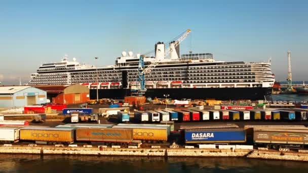 Livorna Italien Juni 2015 Livorno Italien Hafenblick Mit Kreuzfahrtschiff Und — Stockvideo
