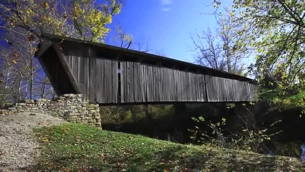 Προβολή Του Switzer Καλυμμένη Γέφυρα Στο Κεντάκι Ηνωμένες Πολιτείες — Αρχείο Βίντεο
