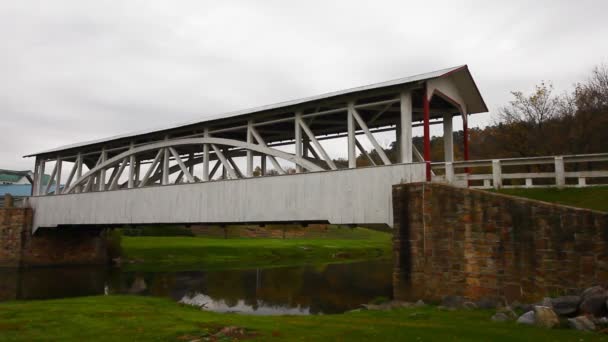 Halls Mill Covered Bridge Pensilvania Estados Unidos — Vídeo de stock