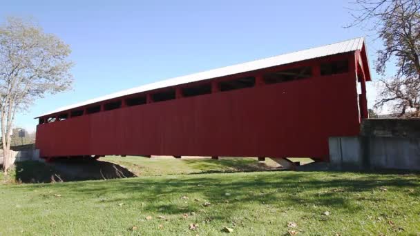 Puente Cubierto Klinepeters Pennsylvania Estados Unidos — Vídeo de stock