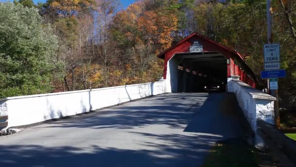 Puente Cubierto Monassa Guth Pennsylvania Estados Unidos — Vídeos de Stock