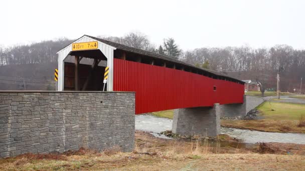 Vista Pine Grove Forge Covered Bridge Pennsylvania Estados Unidos — Vídeo de stock