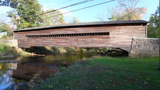 Vista Rapps Dam Covered Bridge Pennsylvania Estados Unidos — Vídeo de stock